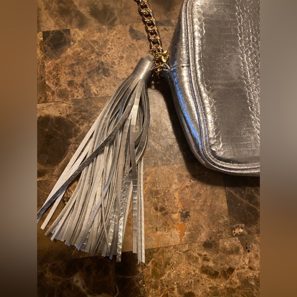 Victoria Secret~Silver Snake Print Crossbody with Gold Chain, Silver Tassel NWOT - Picture 11 of 15
